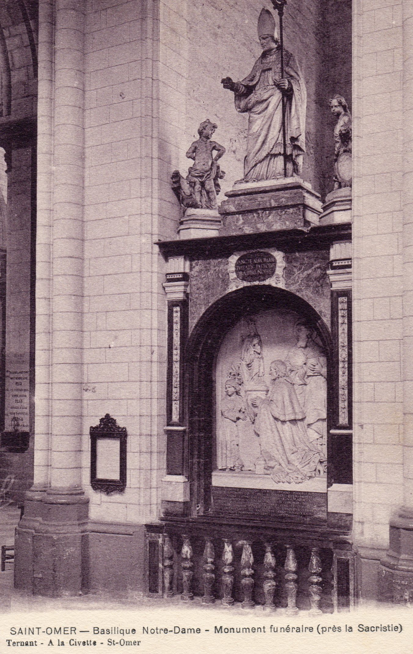 En continuant notre visite prés de la sacristie on peut voir ce monument funéraire surmonté par une statue d'évéque et de deux angelots.